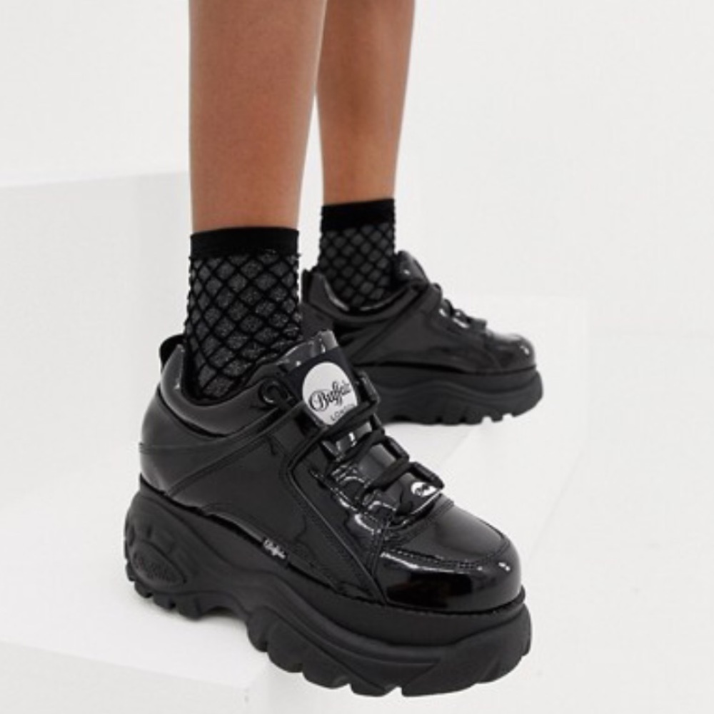 Buffalo classic low top platform sneakers, patent